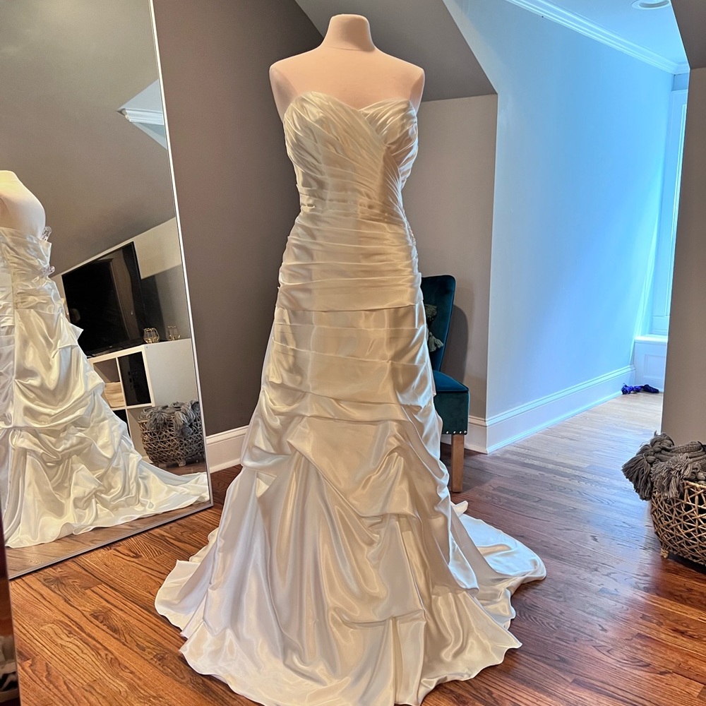 David’s Bridal Ruched Strapless Wedding Dress - Picture 5 of 15